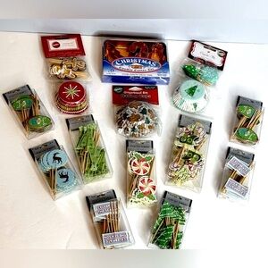 CHRISTMAS COOKIE CUTTERS AND CUPCAKE BAKING CUPS AND TOPPERS🧁